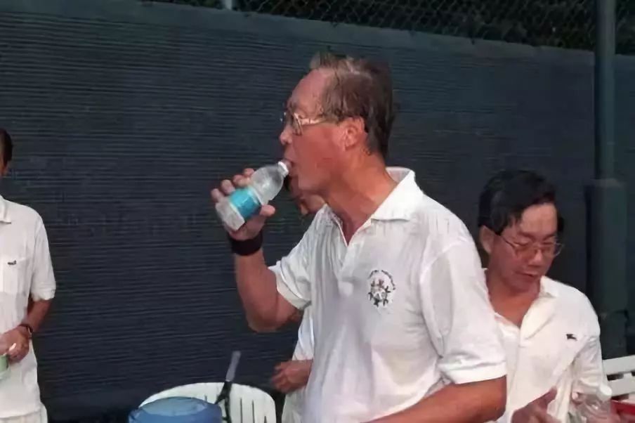 總理帶頭喝“下水道水”,新加坡為何被逼至如此?- 總理帶頭喝“下水道水”,新加坡為何被逼至如此?-